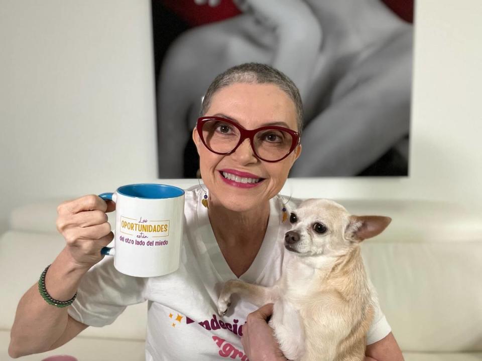 La periodista Lourdes del Río comparte una de las tazas que se venden en su tienda virtual, que creó después de ‘decretar’ que sería una sobreviviente de cáncer y como agradecimiento a tantas personas que la han ayudado.