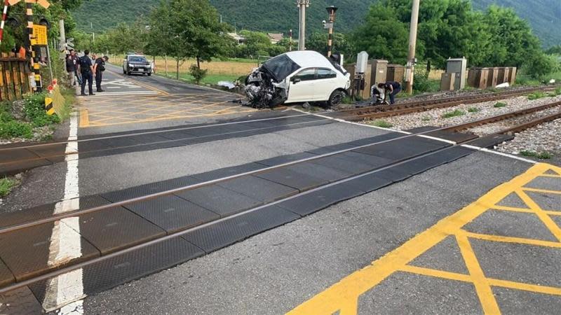 花蓮一輛白色轎車闖入平交道，撞上行駛中的太魯閣號，轎車車頭全毀，駕駛受到輕傷。（花蓮縣消防局提供）