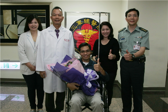 菲律賓籍患者John Dennis（中）接受三總肝臟血管瘤切除手術，成功獲得重生，對三總滿懷感激。（軍聞社記者李一豪攝）