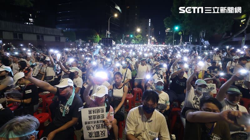 民眾黨挺柯文哲首場集會，官方宣稱近兩萬名小草到場，現場點起手機燈海。（圖／記者鄭孟晃攝影）