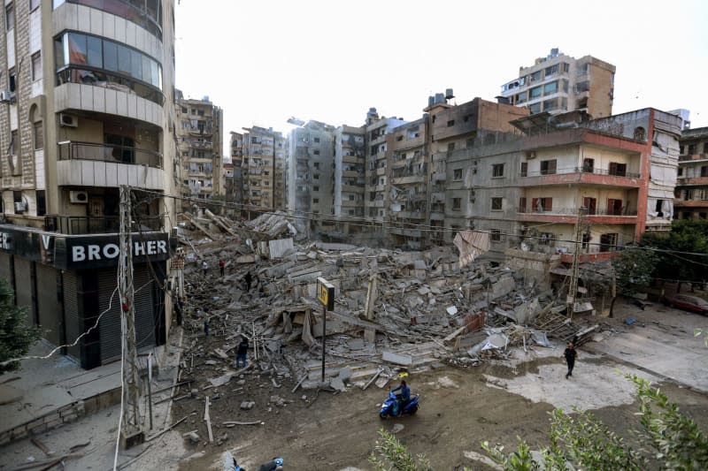 People inspect the wreckage of a building razed by Israeli airstrikes in the southern suburbs of Beirut. Stringer/dpa