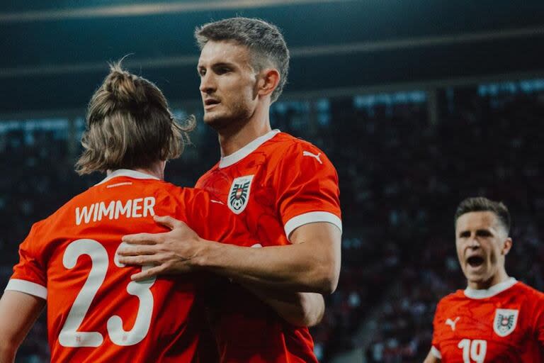 Las felicitaciones para Stefan Posch en la selección austríaca