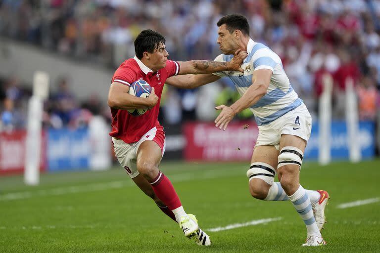 Hand off de Louis Rees-Zammit a Guido Petti Pagadizábal en el Mundial de Francia; el joven galés deja el rugby por el objetivo profesional del fútbol americano.