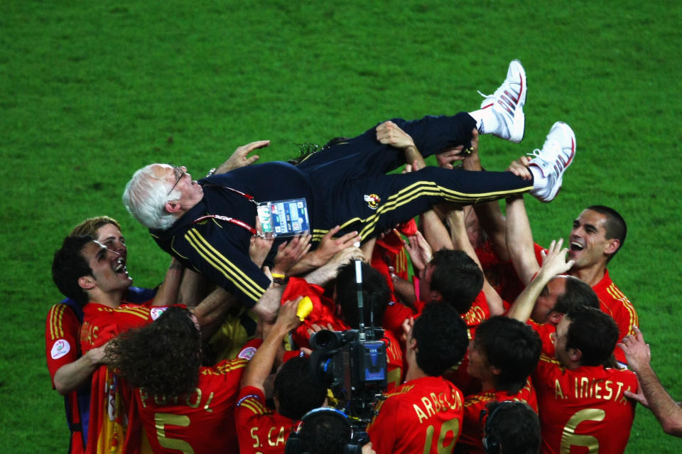 Luis Aragonés siendo manteado por los jugadores de la selección española tras ganar la Eurocopa de 2008. (Foto: Clive Rose / Getty Images).