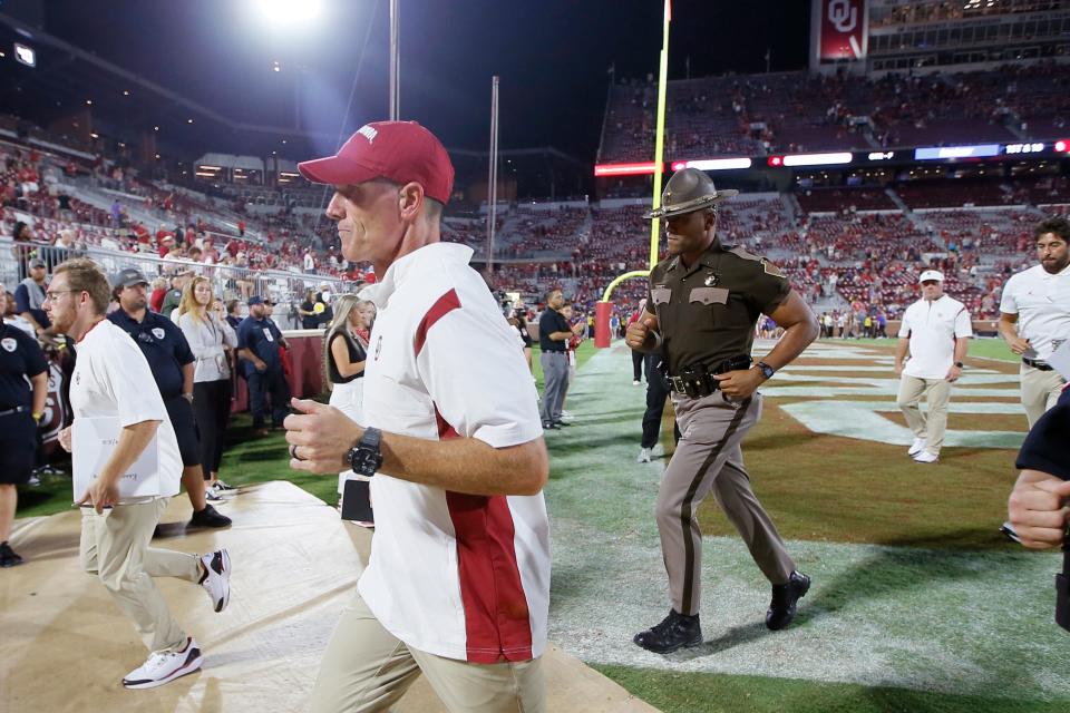 OU coach Brent Venables jogs off the field after a 41-34 loss to Kansas State on Saturday night in Norman.