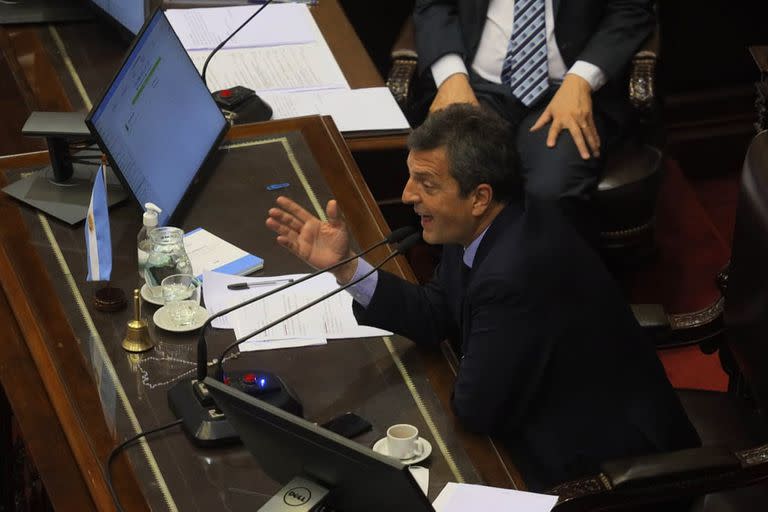 Pese al acuerdo previo, la sesión presencial en la Cámara de Diputados inició con fuertes cruces