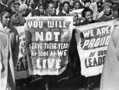 Le 12 juin 1964, Nelson Mandela et sept autres membres de l'ANC sont condamnés à la prison à vie pour conspiration, sabotage et trahison. Des milliers de sympathisants viennent alors apporter leur soutien à leur leader. AFP