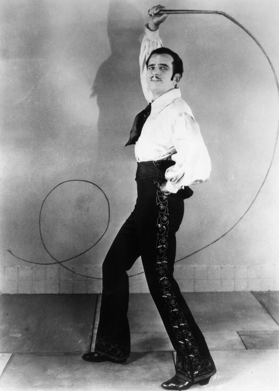 <p>Douglas Fairbanks mimte in „Don Q, Sohn des Zorro” den Prototyp des spanischen Edelmannes. Basics sind Kummerbund, weites Hemd, Halstuch und Chaps. Einen Hauch Diabolik bringen der Schnurrbart und, Must Have, die überkopflange Peitsche. Um die so vollendet zu schwingen, braucht es allerdings Übung… ( Bild: Promotion-Szene aus „Don Q, Son of Zorro”, 1925) </p>