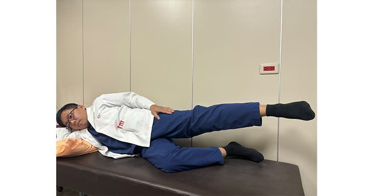 肌力訓練第二式臀中肌:側躺抬腿。（圖片提供／高雄中正脊椎骨科醫院）