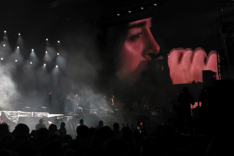 La cantante argentina Nicki Nicole durante su concierto en el Coca-Cola Flow Fest en la Ciudad de México el 27 de noviembre de 2022. (Foto AP/Berenice Bautista)