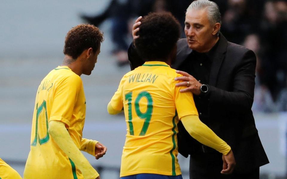 Tite congratulates Neymar and Willian when he takes them off during the victory over Japan in Lille - REUTERS