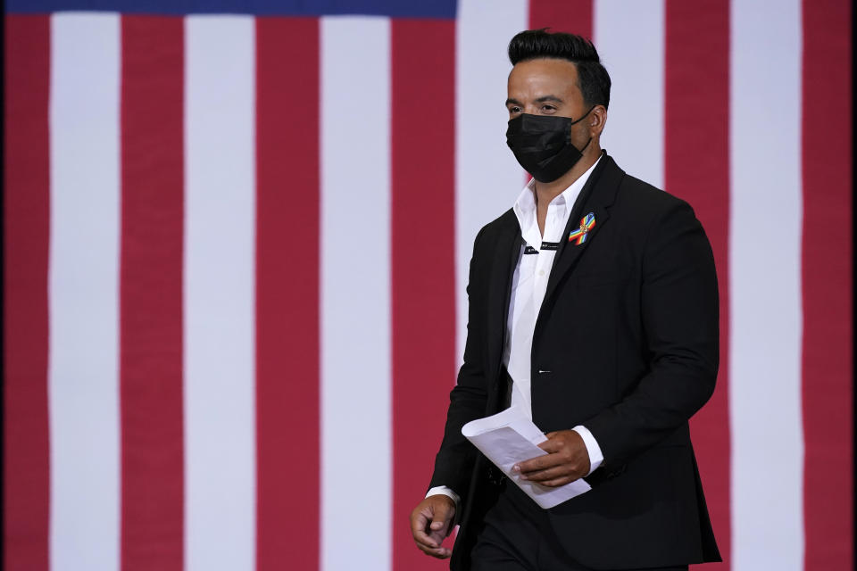 El cantante Luis Fonsi durante un evento del Mes de la Herencia Hispana en el que participó el candidato presidencial demórata Joe Biden el martes 15 de septiembre del 2020 en Kissimmee, Florida. (AP Foto/Patrick Semansky)