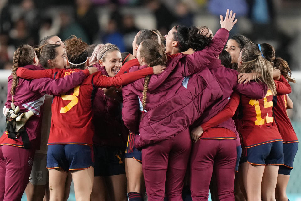 Spain's team celebrates after winning the Women's World Cup semifinal soccer match between Sweden and Spain at Eden Park in Auckland, New Zealand, Tuesday, Aug. 15, 2023. (AP Photo/Alessandra Tarantino)