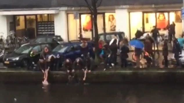 Members of the public step in to help the rescuers out of the freezing water. Photo: RTL Nieuws