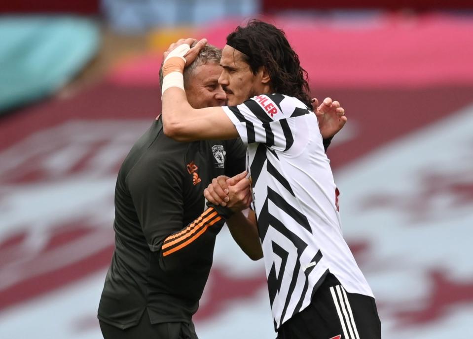 Ole Gunnar Solskjaer congratulates Edinson Cavani (Pool via REUTERS)