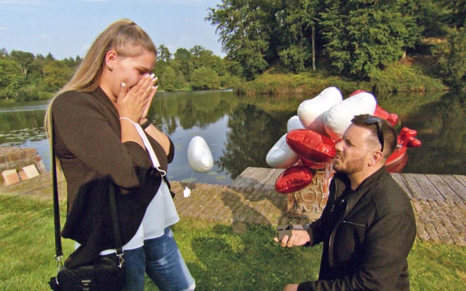 Herzballons und große Gefühle: Sylvana und Flo beim Heiratsantrag.  (Bild: RTLZWEI)