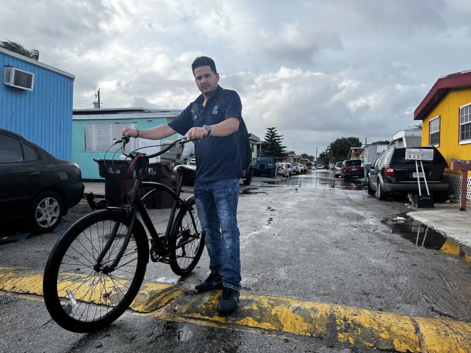 Yasier Morales, de 36 años, tiene un año viviendo en Holiday Acres, una zona de viviendas móviles ubicada en 1401 West 29th St, en Hialeah. En dos oportunidades ha visto como la temporada de huracanes ha inundado la calle de su comunidad, limitando el acceso a su vivienda