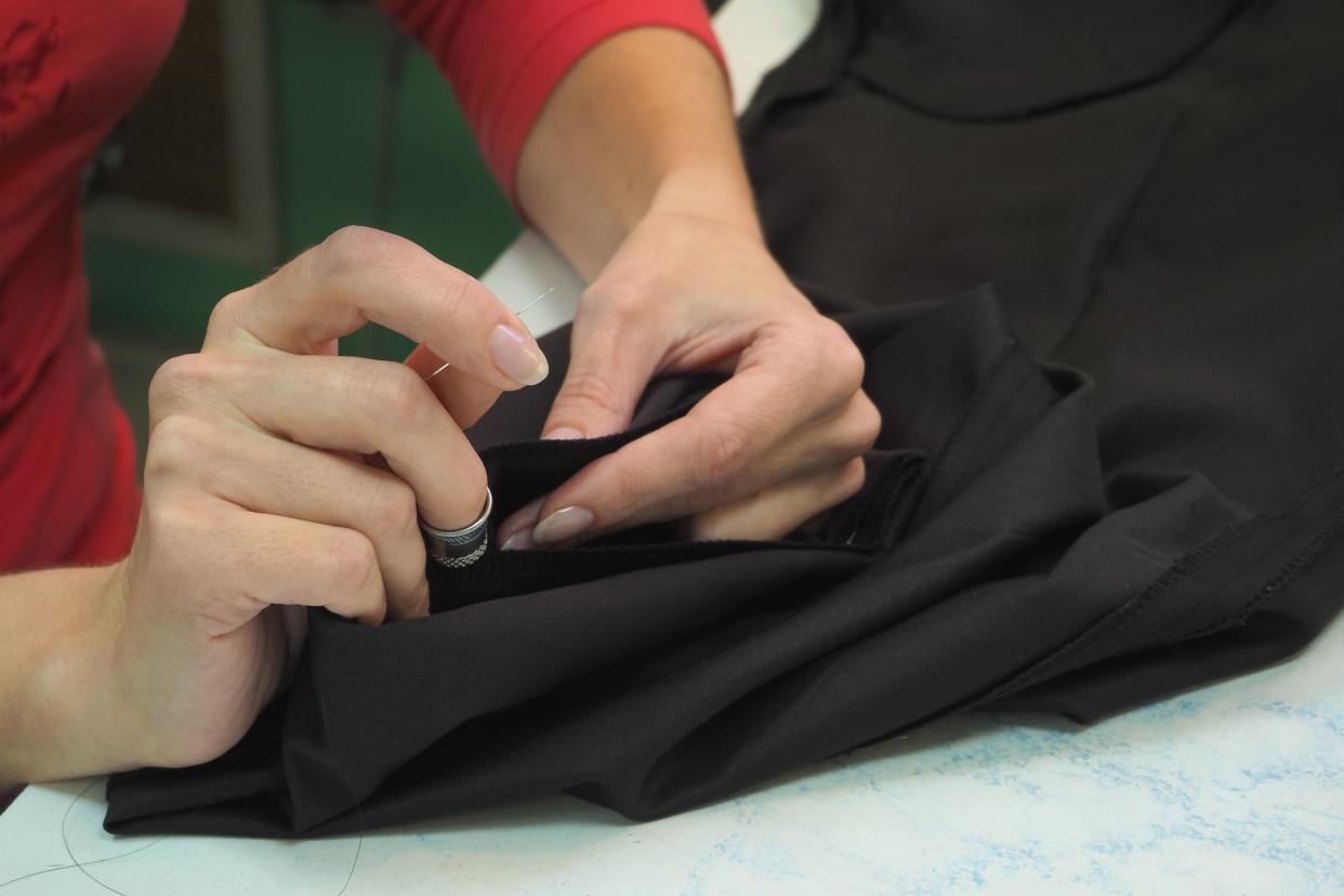 Tailor's business. The hem of the pants manually with a needle and thread.