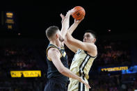 Purdue center Zach Edey shoots over Michigan center Hunter Dickinson, left, during the first half of an NCAA college basketball game in Ann Arbor, Mich., Thursday, Jan. 26, 2023. (AP Photo/Paul Sancya)