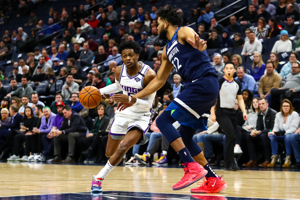 MINNEAPOLIS, MN - JANUARY 27: De'Aaron Fox #5 of the Sacramento Kings drives to the basket against Karl-Anthony Towns #32 of the Minnesota Timberwolves in the second quarter of the game at Target Center on January 27, 2020 in Minneapolis, Minnesota. The Kings defeated the Timberwolves 133-129 in overtime. NOTE TO USER: User expressly acknowledges and agrees that, by downloading and or using this Photograph, user is consenting to the terms and conditions of the Getty Images License Agreement. (Photo by David Berding/Getty Images)