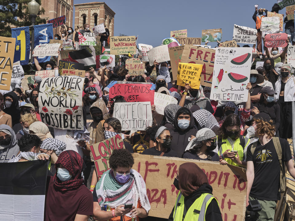 Manifestantes propalestinos cerca de un campamento en el campus de la UCLA en Los Ángeles, 1.° de mayo de 2024. (Philip Cheung/The New York Times)