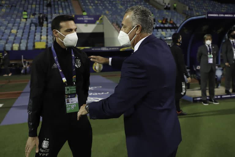 Lionel Scaloni y Gustavo Alfaro conversan después del triunfo argentino sobre Ecuador