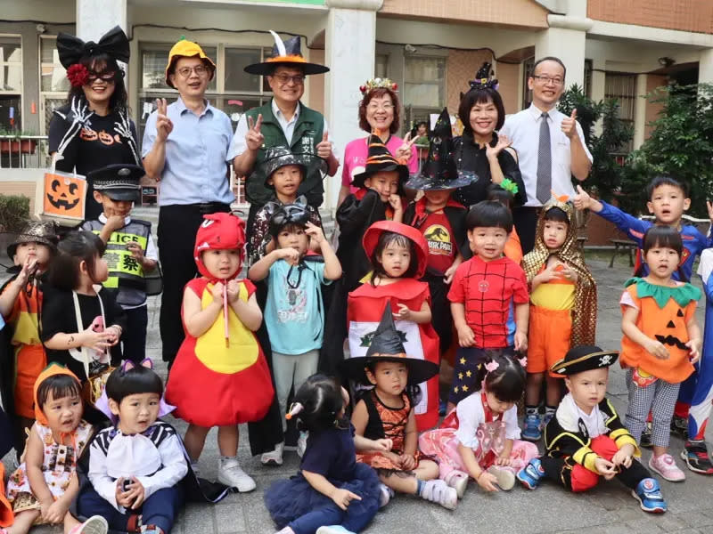 ▲高雄市中崙非營利幼兒園於萬聖節舉辦「中崙寶貝奇幻大冒險」活動，並透過熱鬧的活動與有獎徵答宣導防範腸病毒。（圖／高市府教育局提供）