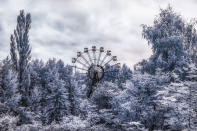 <p>Ferris wheel in Pripyats amusement park in Ukraine. (Photo: Vladimir Migutin/Caters News) </p>