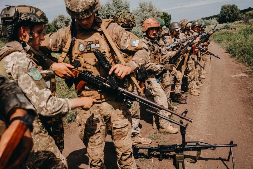 Ukrainian soldiers training Donetsk