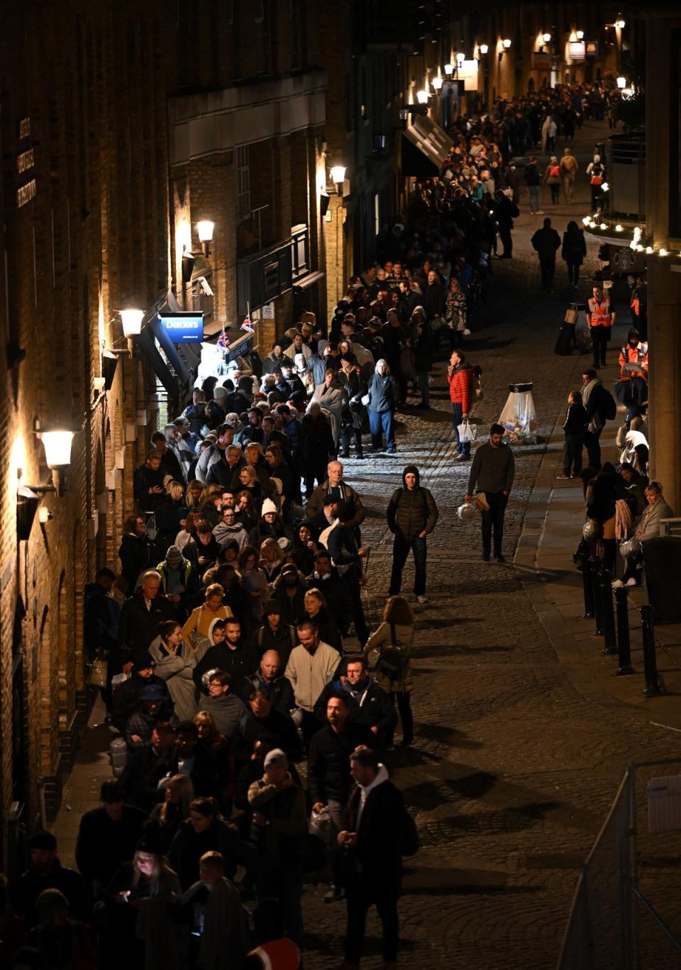 La gente hace fila a primera hora de la mañana, cerca del Tower Bridge (AFP vía Getty Images)