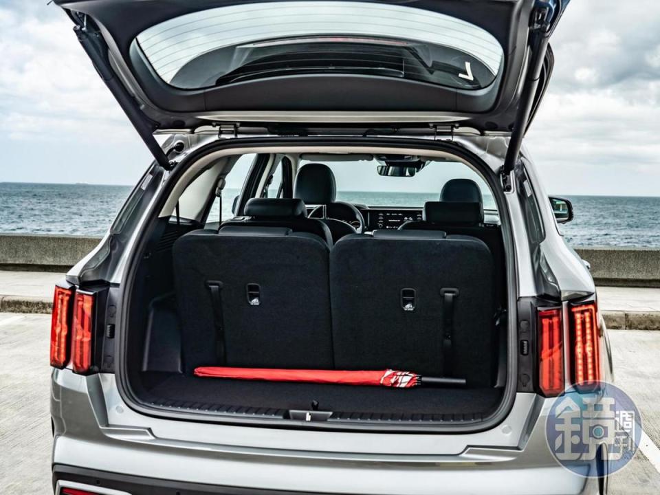 即便是滿載狀態，後廂依然保有高達187L的容積，可直立放入最大尺寸的行李箱。