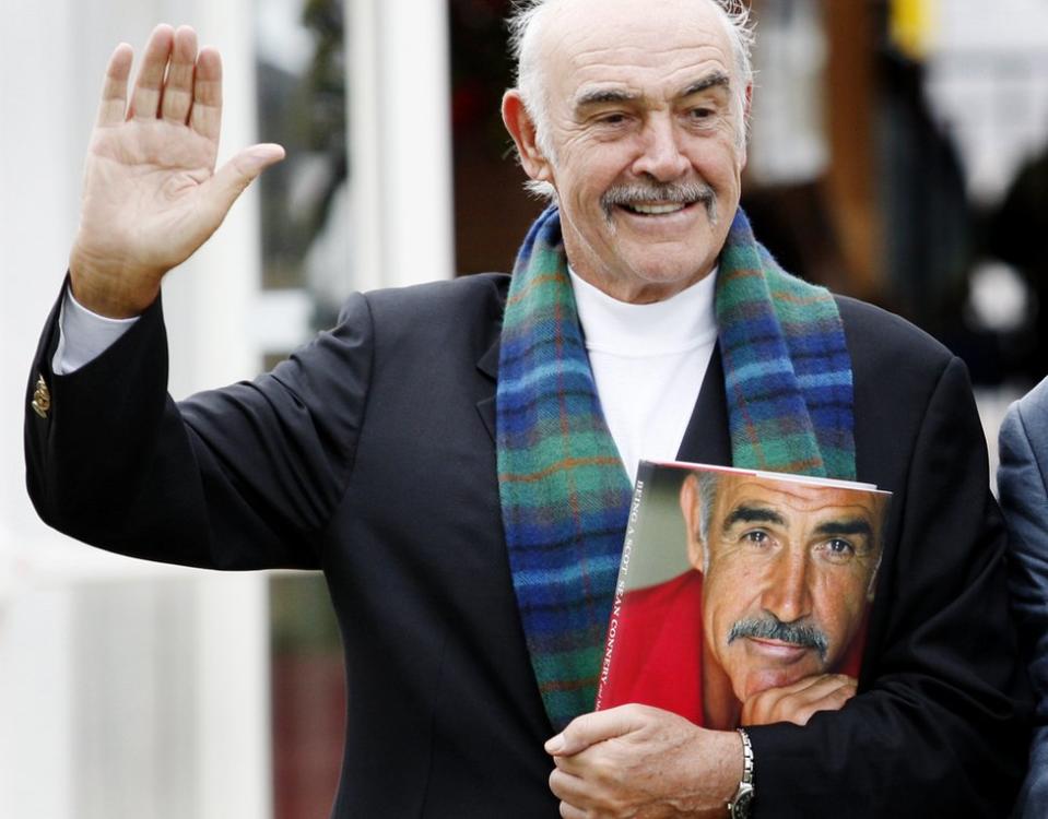 Sean Connery con su libro Being A Scot.