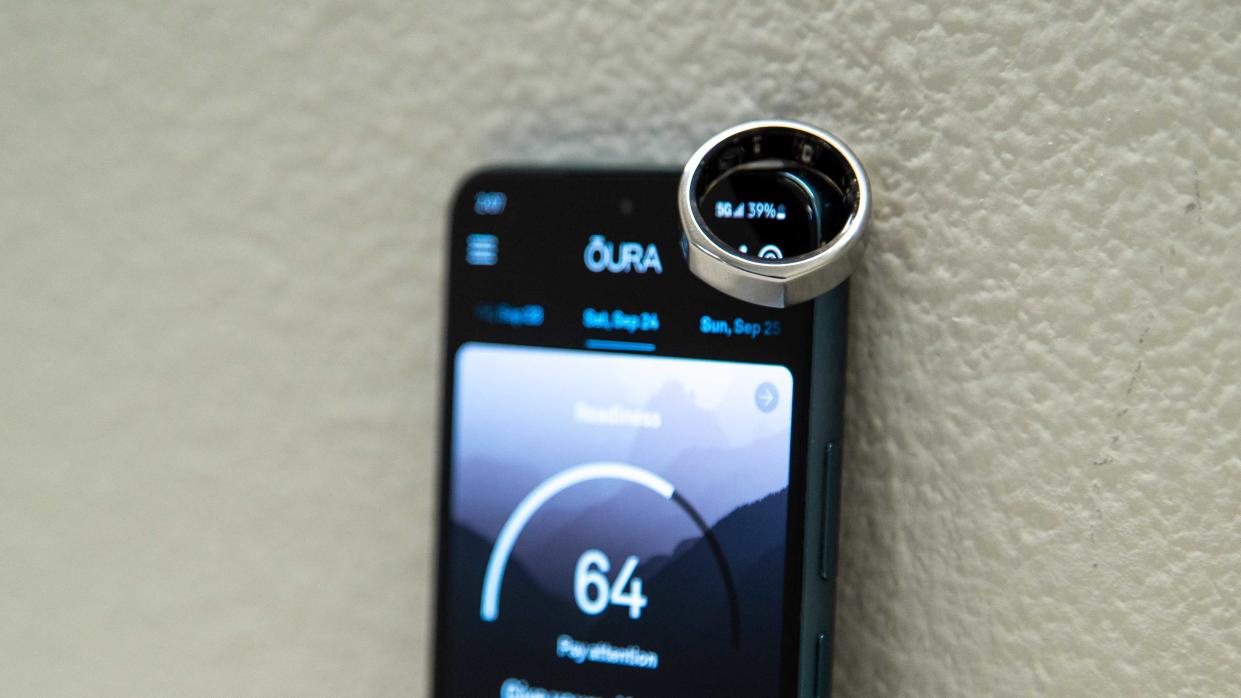  Oura Ring (Gen 3) on a smartphone. 