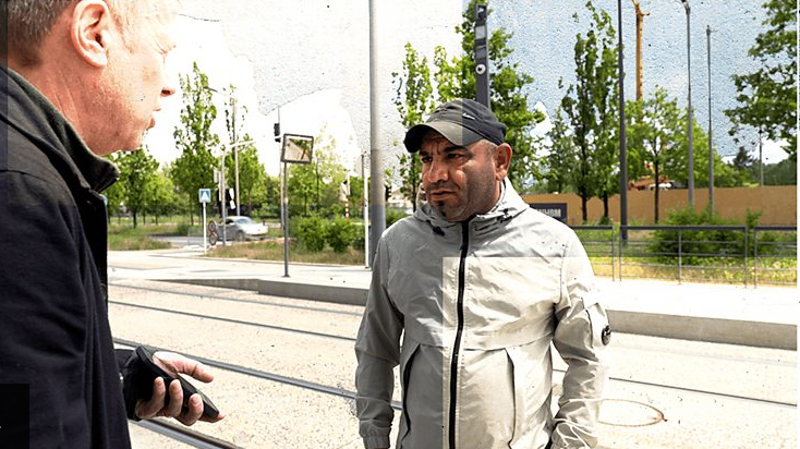 El periodista de la BBC, Andrew Harding, enfrentándose al traficante de personas en Luxemburgo.