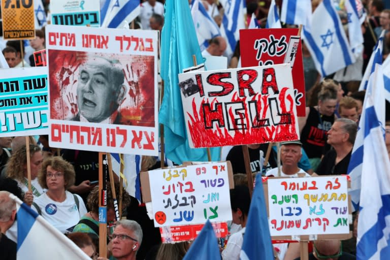 In Israel haben erneut tausende Menschen gegen Regierungschef Benjamin Netanjahu und seine Gaza-Politik protestiert. Sie forderten in Tel Aviv Neuwahlen und stärkere Anstrengungen für die Freilassung der Hamas-Geiseln. (JACK GUEZ)