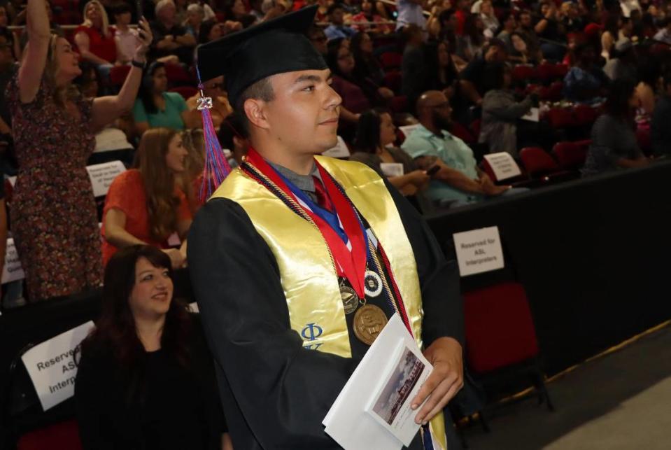 Sylas Ramos se graduó con una licenciatura en administración de empresas de Fresno State el viernes por la mañana. Fue el Medallista del Decano de la Escuela de Negocios Craig. JUAN ESPARZA LOERA/jesparza@vidaenelvalle.com