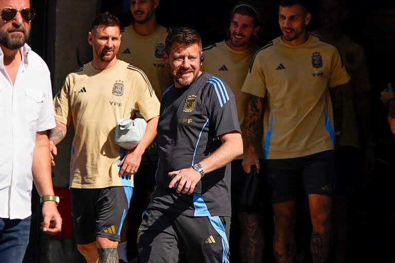 Messi, a la salida del hotel Westin rumbo al primer entrenamiento en  Atlanta