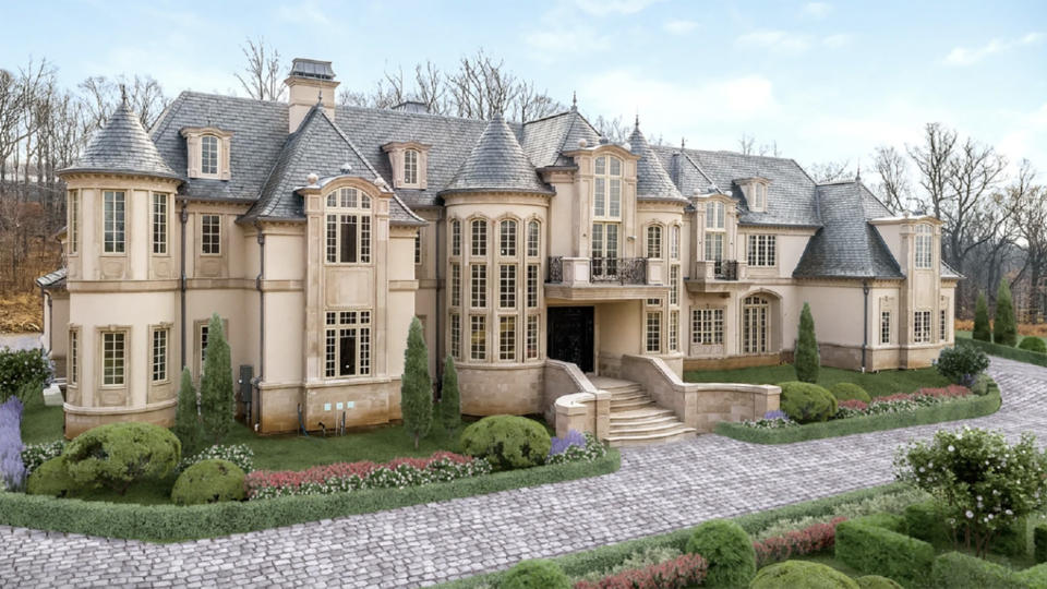 You can live like an NHL star if you have $15 million to drop on Ilya Kovalchuk's house. (Photo via Signature Realty)