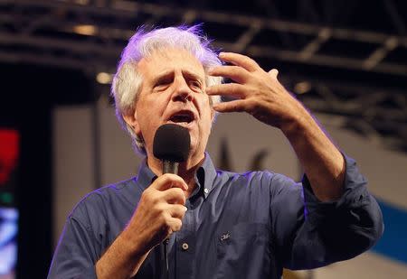 Presidential candidate for the ruling party Frente Amplio, Tabare Vazquez, makes a speech during the final rally of their campaign in Montevideo, October 23, 2014. REUTERS/Andres Stapff