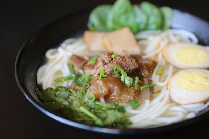 ▲女網友表示她每次到小吃店都會只點「一樣」飯和麵，也幾乎都會被老闆問「只有」點一樣而已？讓她很無言。（示意圖，圖中人物與文章中內容無關／取自unsplash）