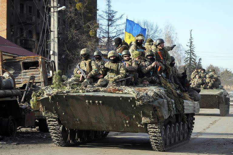 Soldados ucranianos en la ciudad de Trostsyanets, a unos 400 km al este de la capital, Kiev, Ucrania, el lunes 28 de marzo de 2022