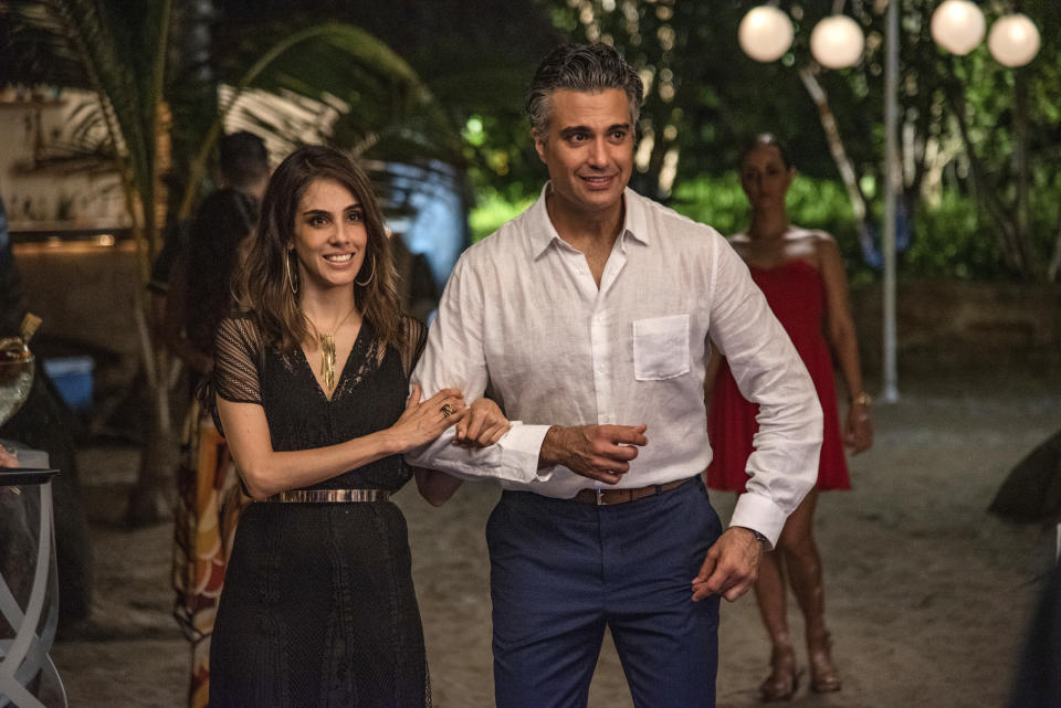 En esta imagen difundida por Pantelion Films, los actores mexicanos Sandra Echeverría y Jaime Camil en una escena de la película "Las píldoras de mi novio". (Pantelion Films vía AP)