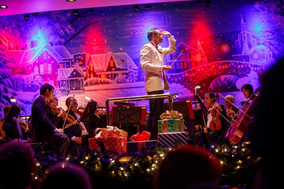 Maestro Alastair Willis conducts the South Bend Symphony Orchestra's 2018 "Home for the Holidays" concert. This year's concerts will be Dec. 16 and 17, 2023, at the Morris Performing Arts Center.