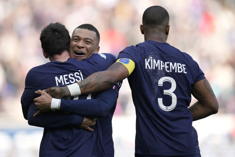 Lionel Messi se abraza con Kylian Mbappé tras anotar el cuarto gol del Paris Saint-Germain en la victoria 4-3 ante Lille en la liga francesa, el domingo 19 de febrero de 2023. (AP Foto/Christophe Ena)