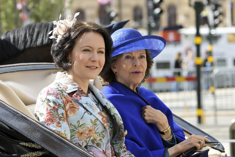 Finland's President Sauli Niinisto's wife Jenni Haukio, left, sits next to Sweden's Queen Silvia as they ride in a horse carriage in central Stockholm, Tuesday, May 17, 2022. Finland's President Niiniste and his wife are on a two-day long state visit to Sweden (Anders Wiklund/TT News Agency via AP)