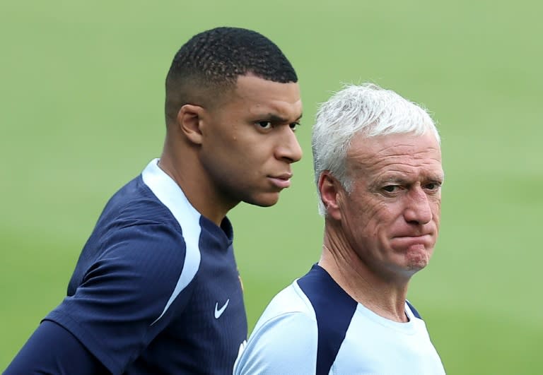 Le capitaine de l'équipe de France de football Kylian Mbappé (g) et le sélectionneur Didier Deschamps lors d'un entraînement, le 27 juin 2024 à Paderborn (Allemagne), avant le huitième de finale de l'Euro-2024 face à la Belgique (FRANCK FIFE)