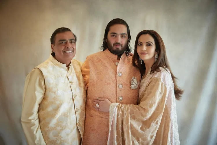 印度首富Mukesh Ambani（左）和妻子Nita Ambani（右），為小兒子Anant Ambani（中）辦了場超奢華婚禮。翻攝shaleenanathani IG