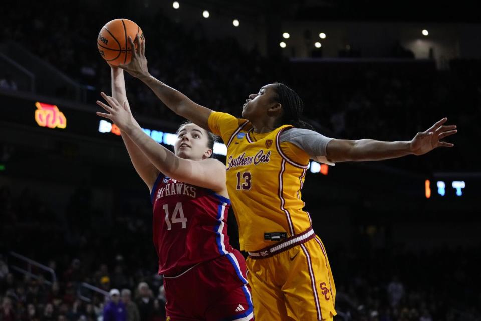 Rayah Marshall tries to block a shot by Danai Papadopoulou.