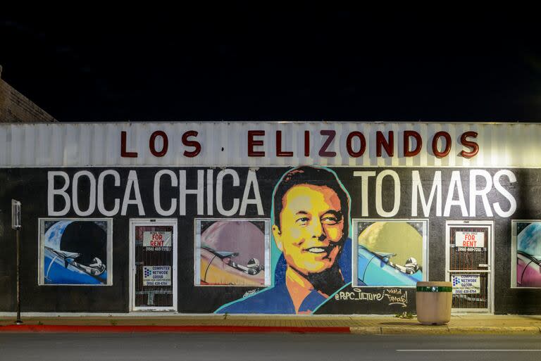 Un mural que dice “Boca Chica a Marte” con una imagen de Elon Musk en el centro de Boca Chica, Texas, el 22 de marzo de 2024.