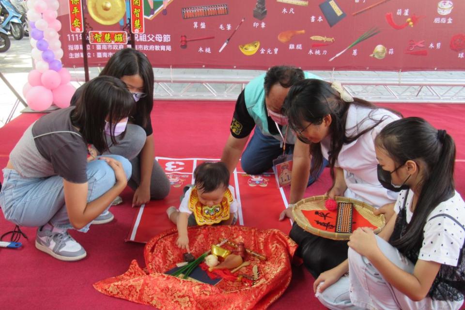 台南市家庭教育中心舉辦祖孫童趣嘉年華活動，安排寶寶「做度晬」抓周，相當有趣。（記者陳佳伶攝）